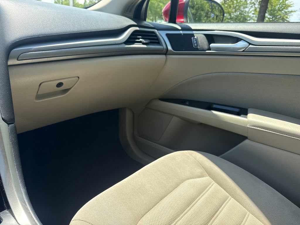Used 2017 Ford Fusion SE w/ Fusion SE Technology Package FWD image 17