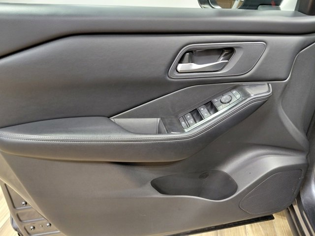 Used 2025 Nissan Rogue SV image 31