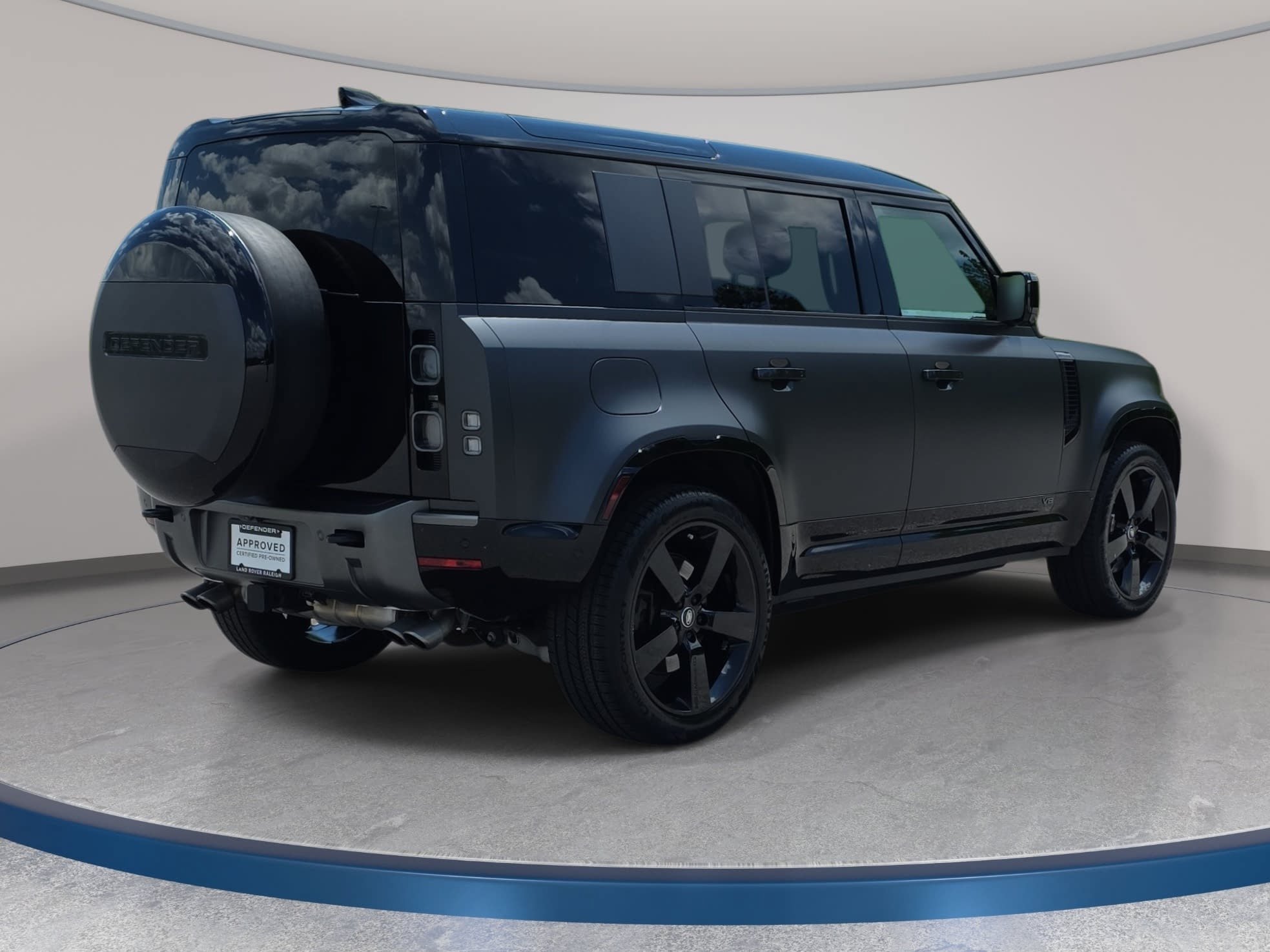 Used 2025 Land Rover Defender 110 V8 AWD/4WD image 5