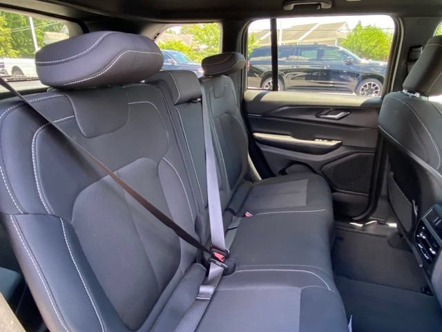 Used 2024 Jeep Grand Cherokee Laredo AWD/4WD image 23