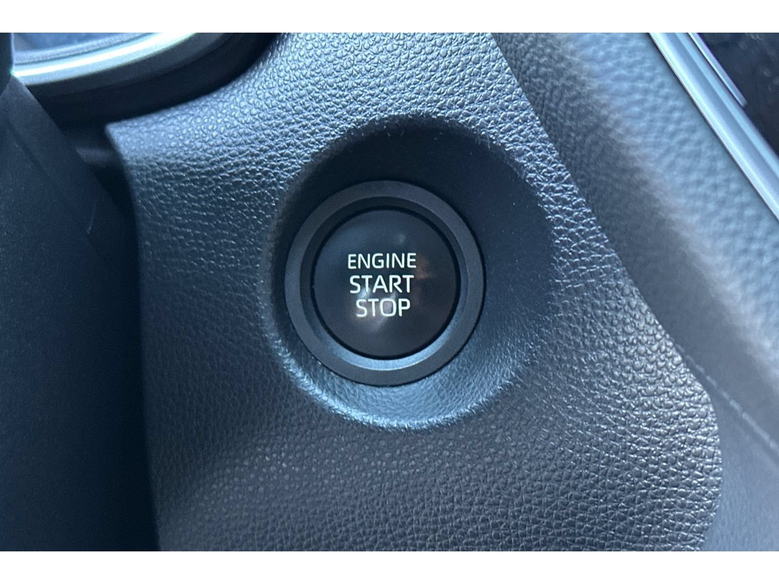 Used 2025 Toyota Corolla Cross XLE AWD/4WD image 25