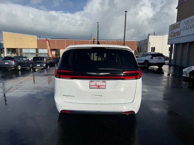 Used 2024 Chrysler Pacifica Touring-L image 4