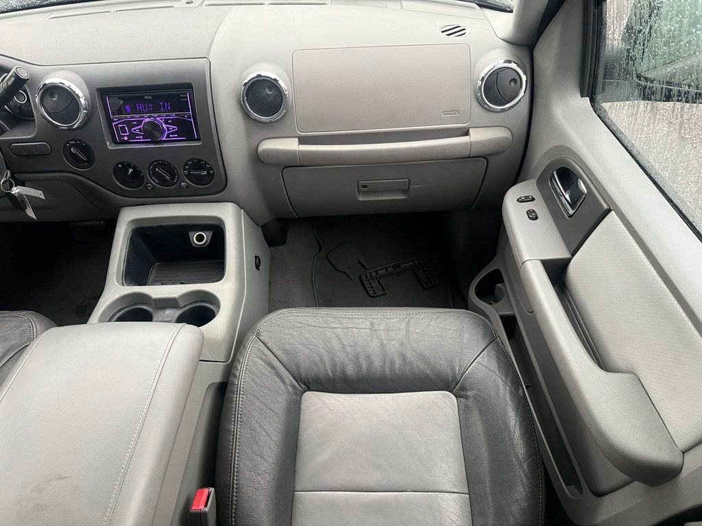 Used 2005 Ford Expedition XLT image 24