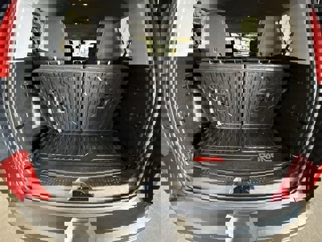 Used 2023 GMC Acadia SLE w/ Driver Convenience Package image 24