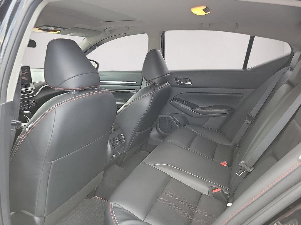 Used 2023 Nissan Altima 2.0 SR FWD image 9