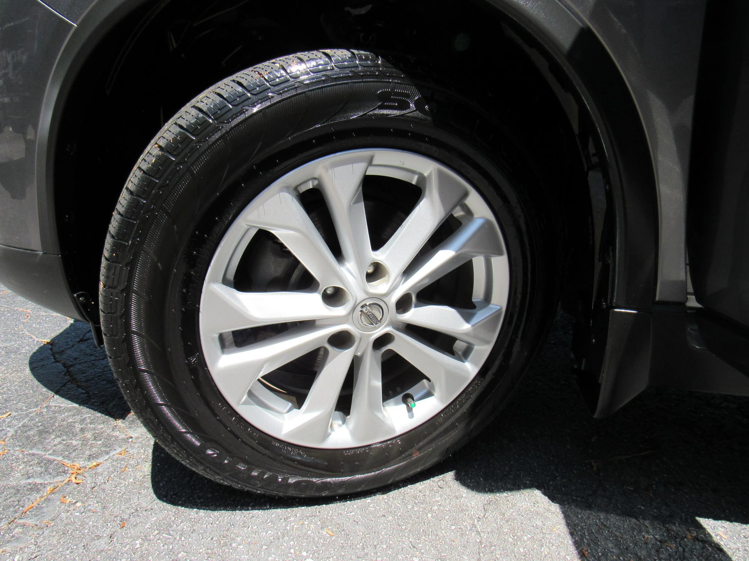 Used 2016 Nissan Rogue SV FWD image 23
