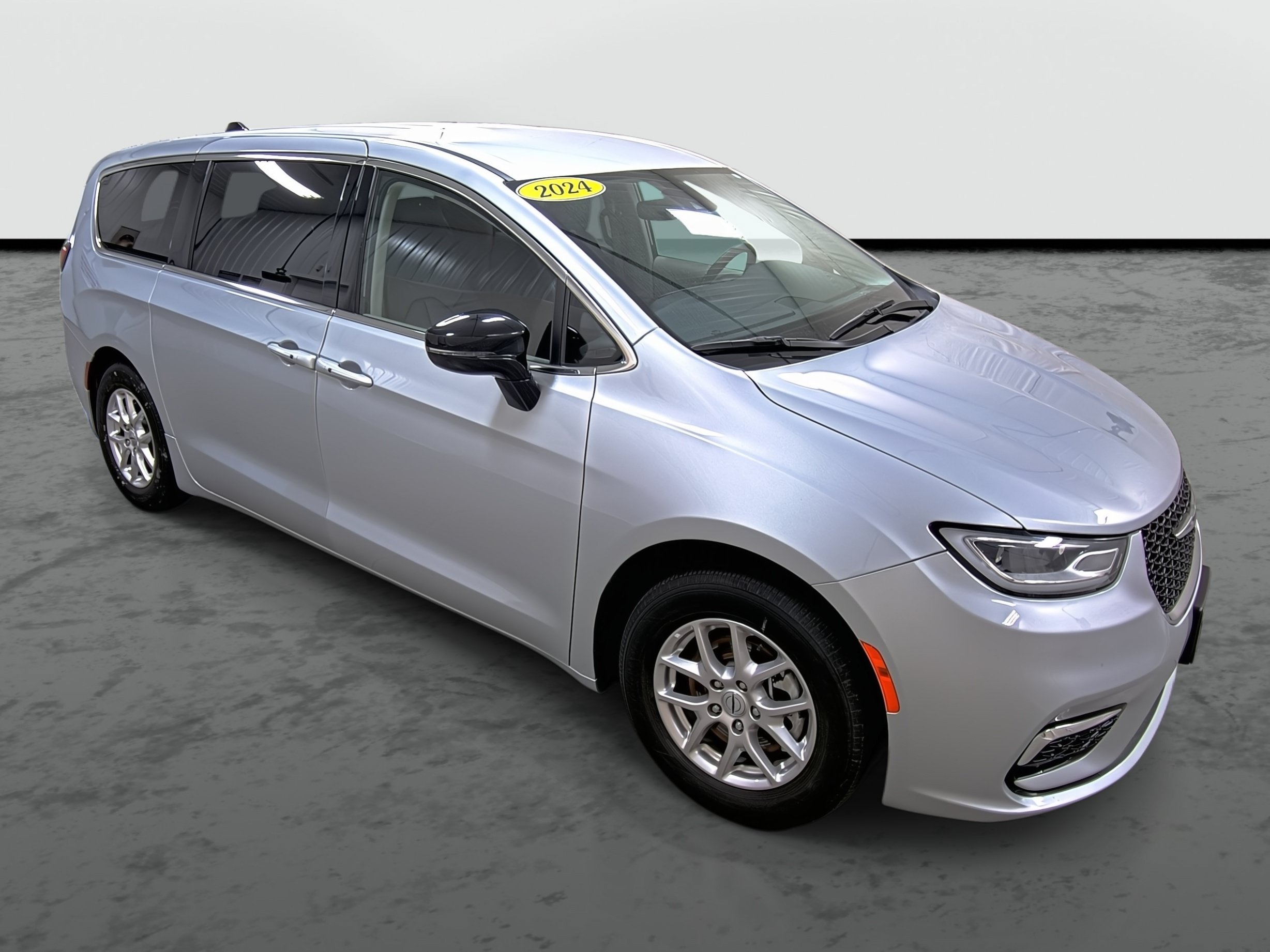 Used 2024 Chrysler Pacifica Touring-L FWD image 5