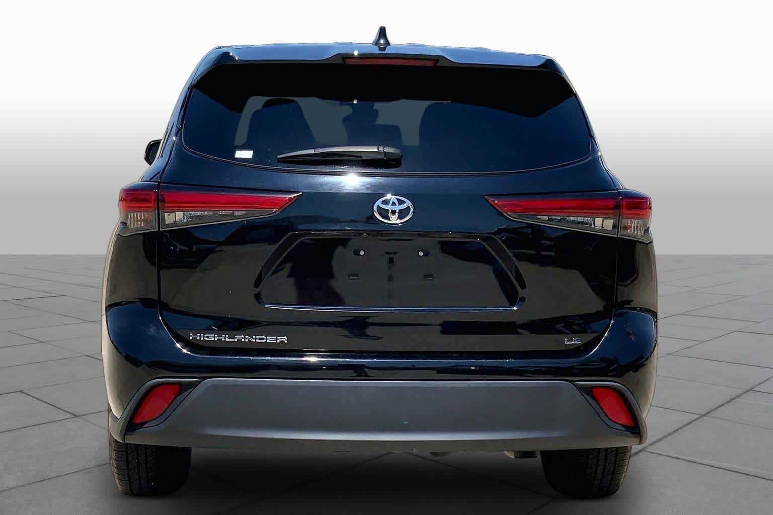 Used 2023 Toyota Highlander LE FWD image 5
