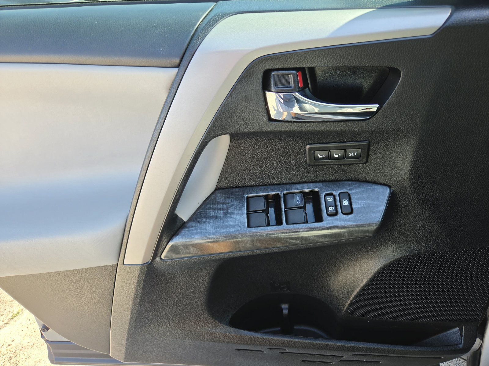 Used 2018 Toyota RAV4 Platinum FWD image 15