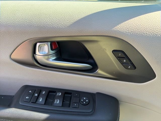 Used 2023 Chrysler Pacifica Touring-L image 25
