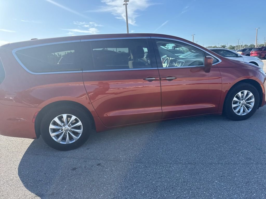 Used 2018 Chrysler Pacifica Touring Plus image 3