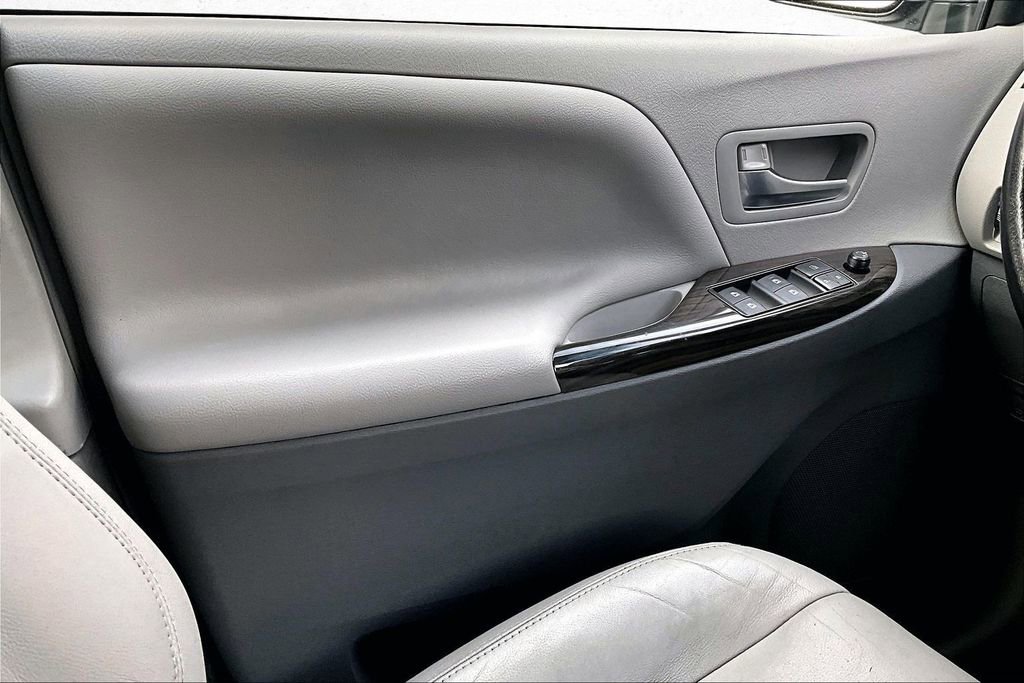 Used 2015 Toyota Sienna XLE w/ XLE Navigation Package image 19
