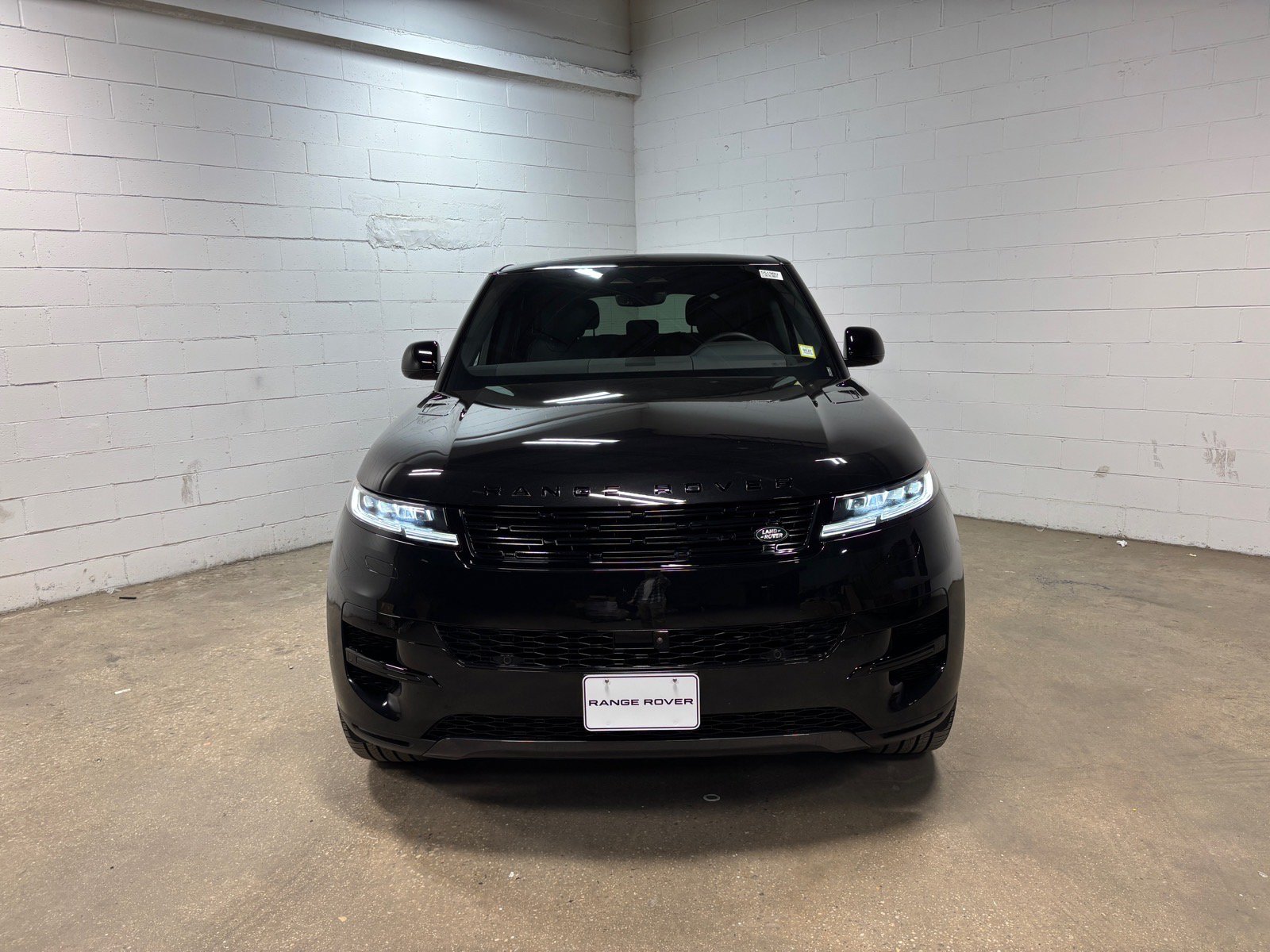 Used 2025 Land Rover Range Rover Sport SE AWD/4WD image 3