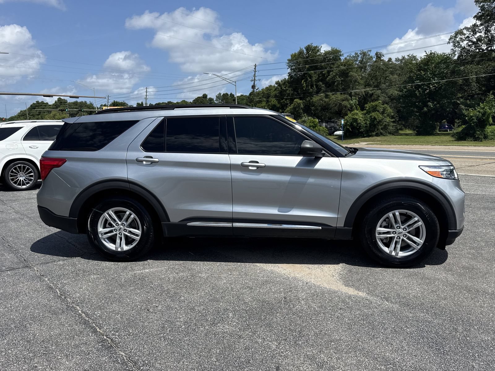 Used 2024 Ford Explorer XLT w/ Equipment Group 202A RWD image 6