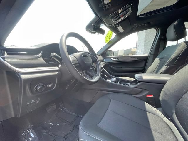 Used 2025 Jeep Grand Cherokee Laredo X AWD/4WD image 11