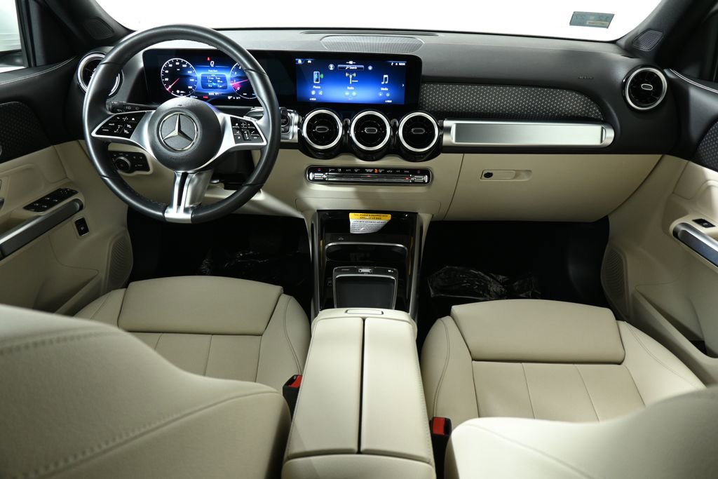 Used 2025 Mercedes-Benz GLB 250 4MATIC image 4