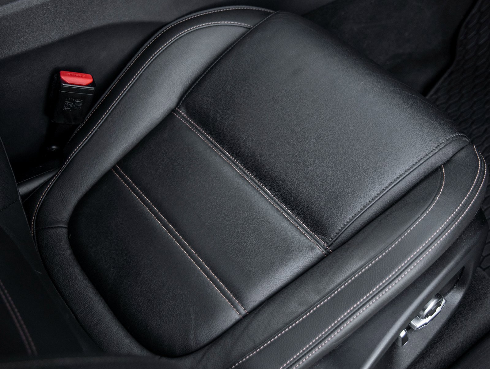 Used 2019 Jaguar F-PACE Prestige image 37