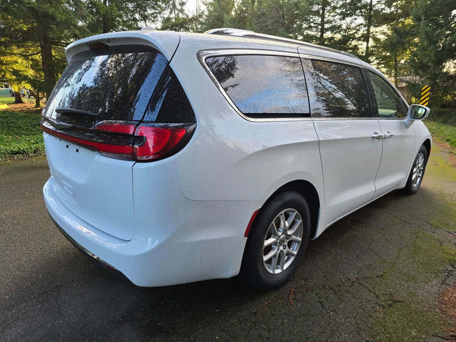 Used 2021 Chrysler Pacifica Touring-L image 5