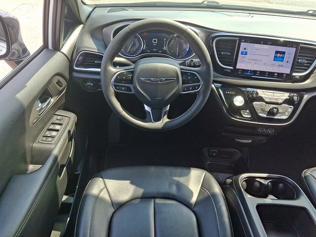 Used 2025 Chrysler Pacifica Select FWD image 11