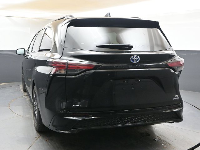 Used 2024 Toyota Sienna XSE w/ XSE Plus Package AWD/4WD image 4