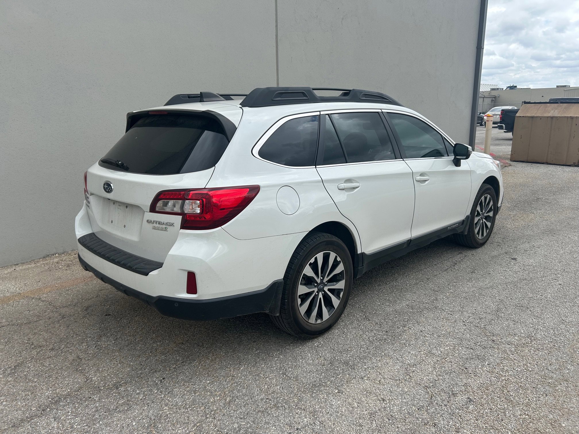 Used 2017 Subaru Outback 2.5i Limited image 2