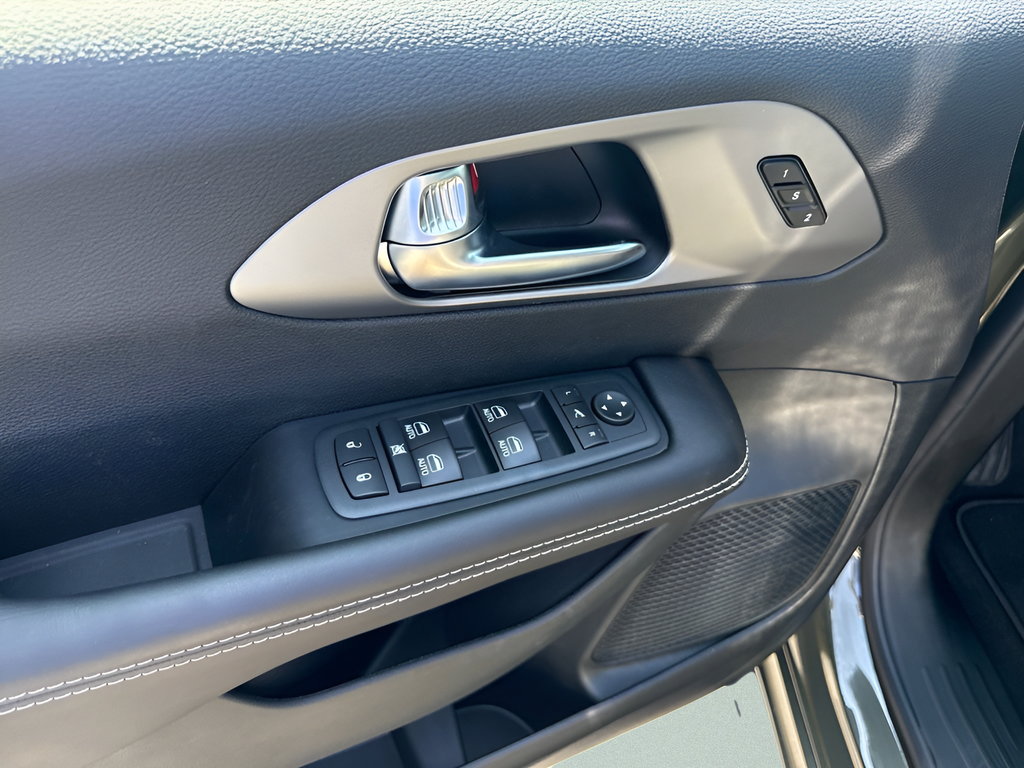New 2027 Chrysler Pacifica Limited AWD/4WD image 15