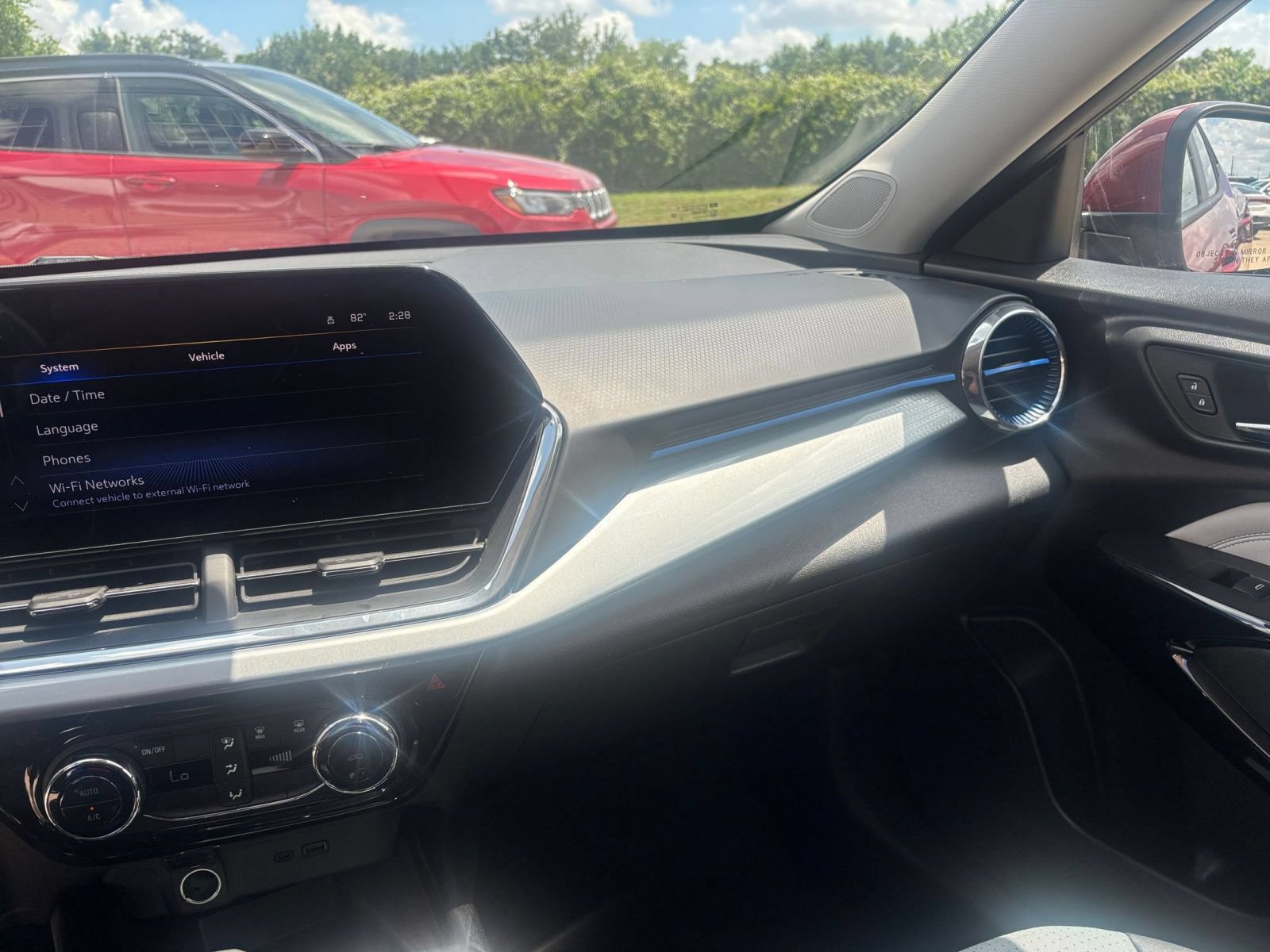Used 2025 Chevrolet Trax LT FWD image 34