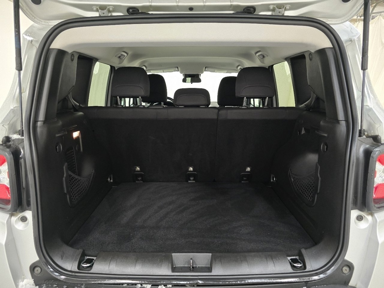 Used 2018 Jeep Renegade Latitude w/ Cold Weather Group image 14