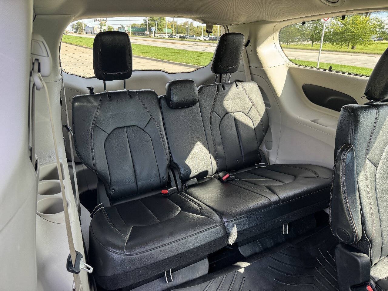 Used 2017 Chrysler Pacifica Touring-L FWD image 15
