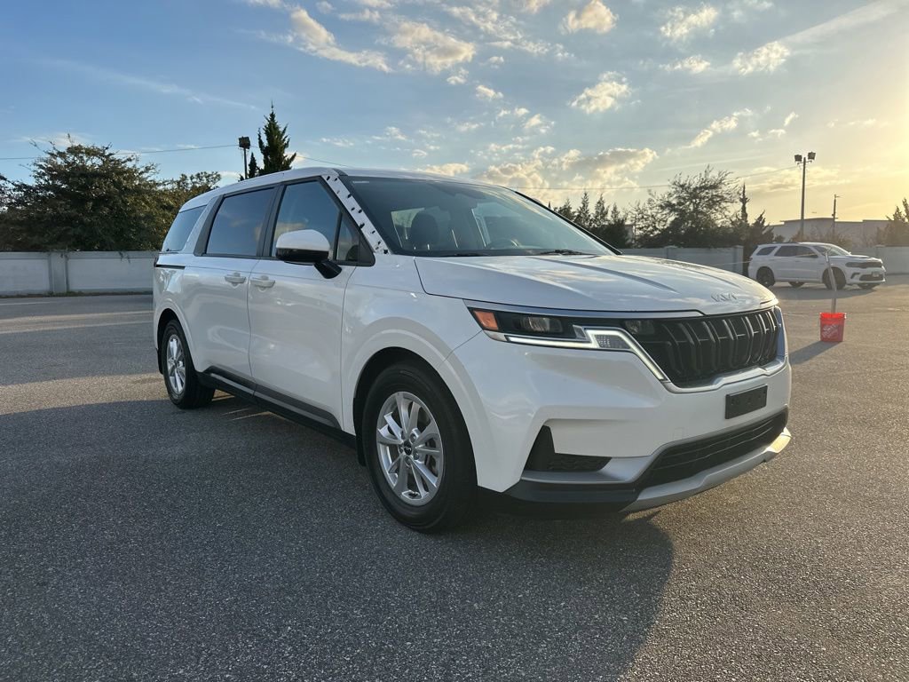 Used 2022 Kia Carnival LX image 3