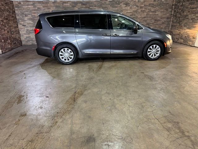 Used 2019 Chrysler Pacifica Touring-L FWD image 4