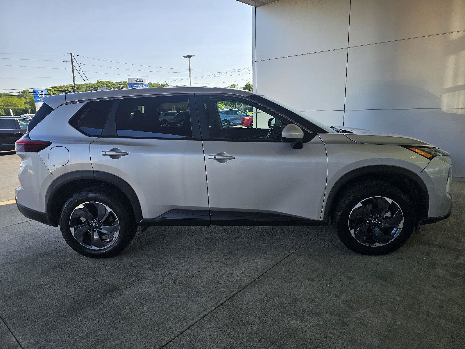 Used 2024 Nissan Rogue SV FWD image 6