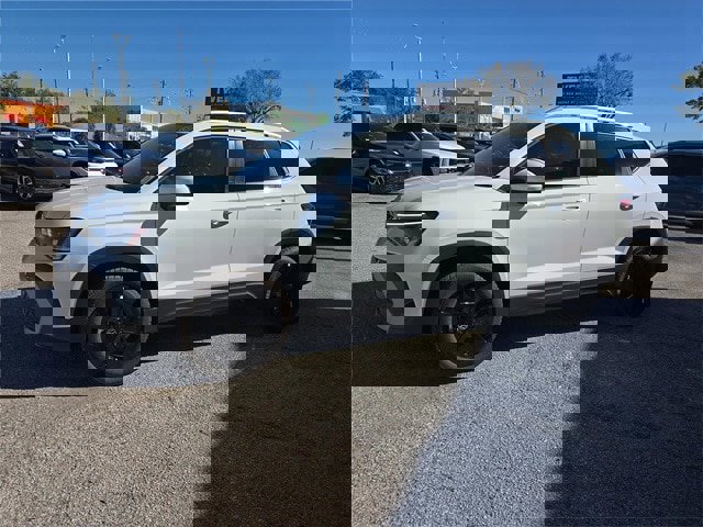 New 2025 Volkswagen Taos SE image 5