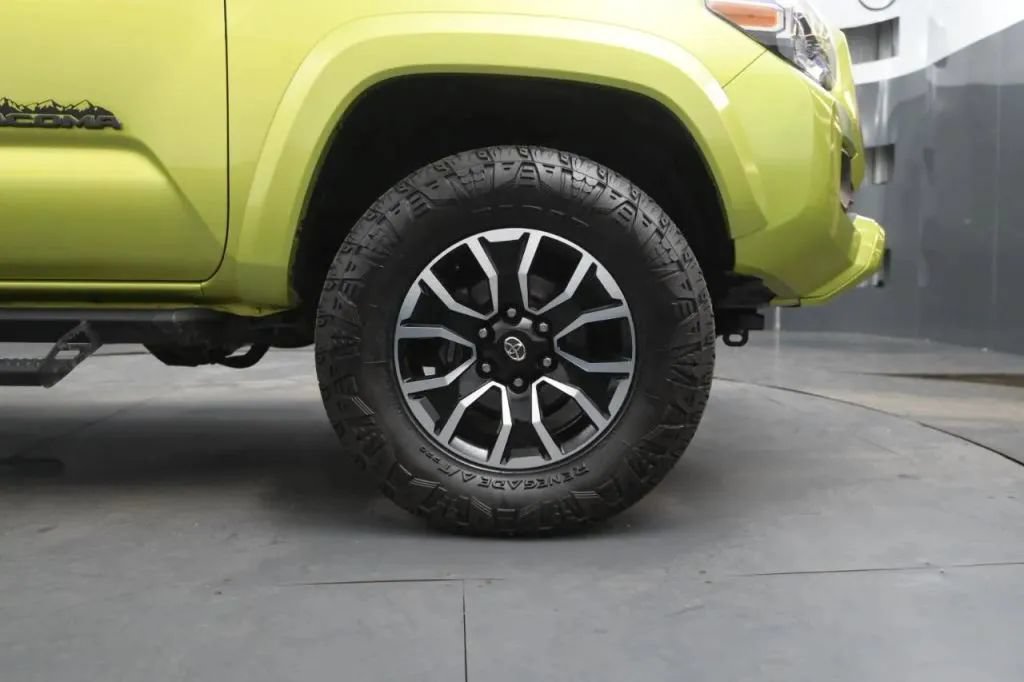Used 2023 Toyota Tacoma TRD Sport w/ TRD Premium Sport Package AWD/4WD image 21