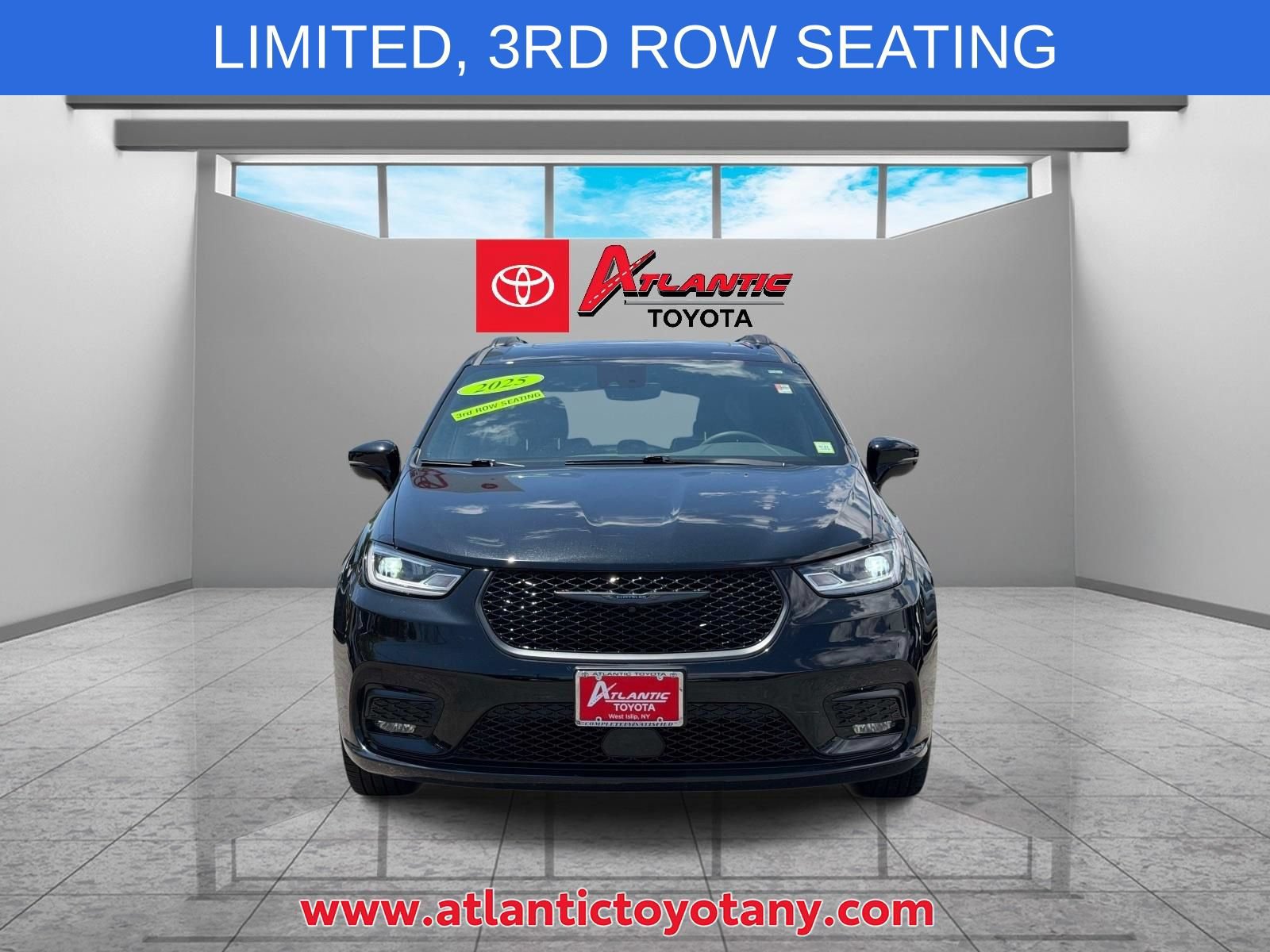 Used 2025 Chrysler Pacifica Limited FWD image 2
