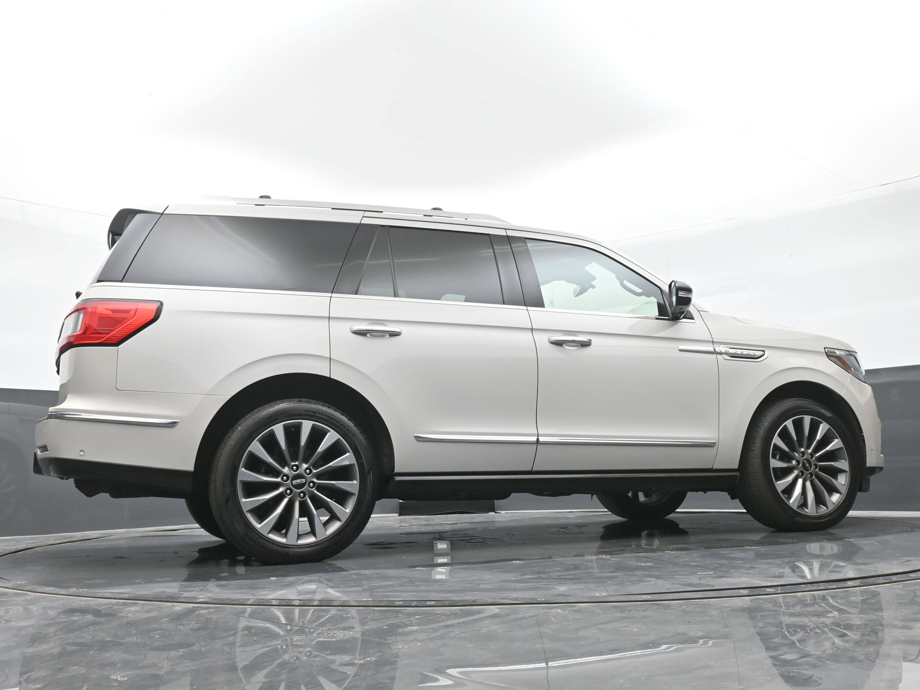 Used 2019 Lincoln Navigator Select w/ Technology Package AWD/4WD image 39