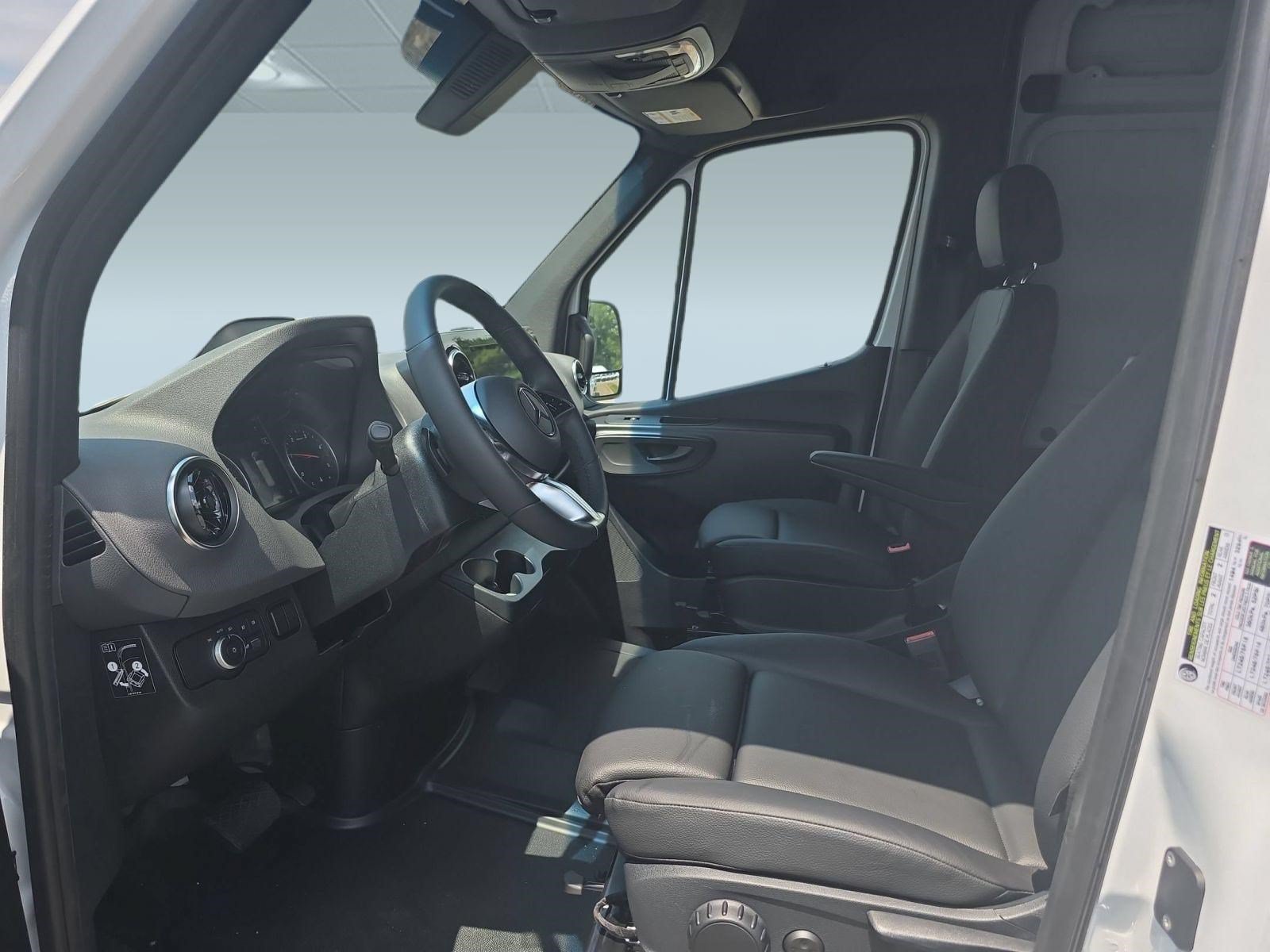 Used 2025 Mercedes-Benz Sprinter 2500 image 4