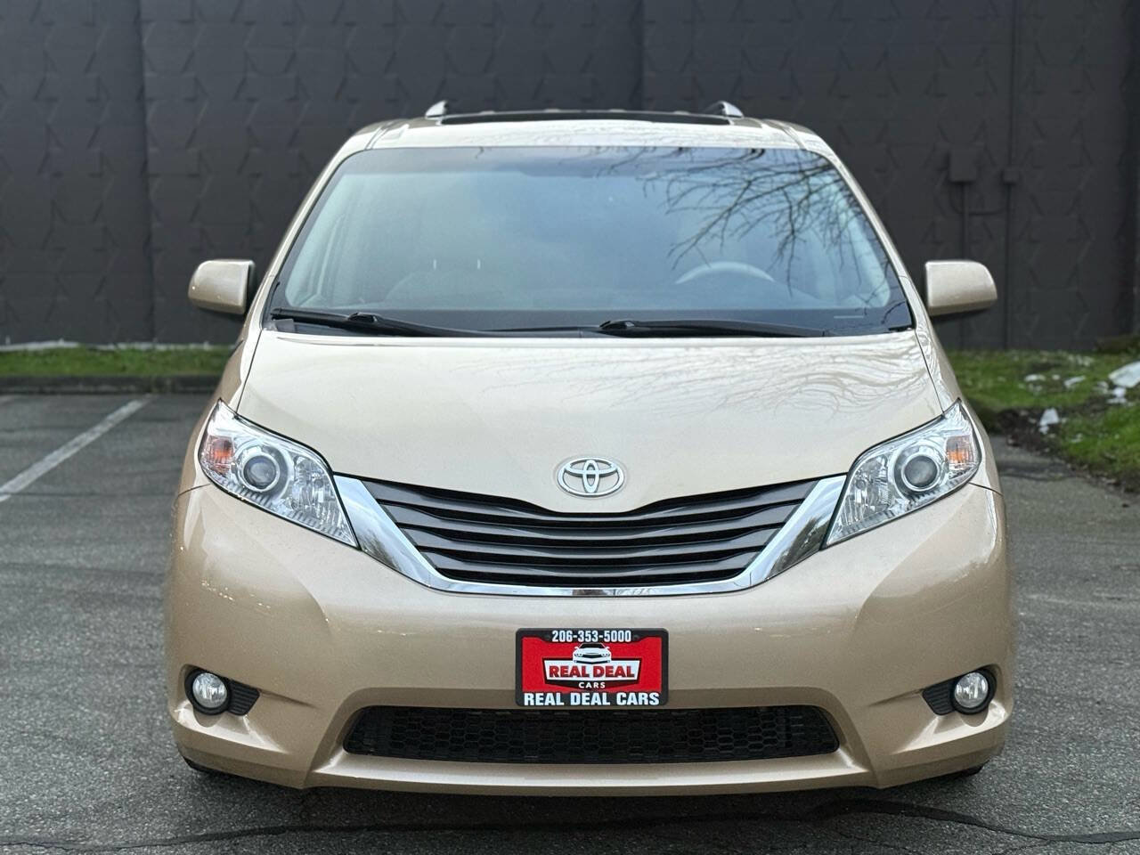 Used 2014 Toyota Sienna XLE FWD image 2
