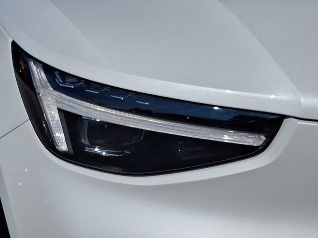 Certified 2025 Volvo XC40 B5 Ultra AWD/4WD image 9