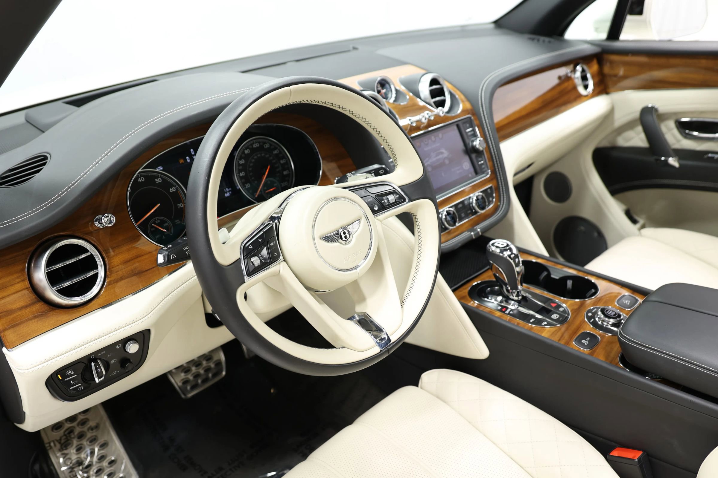 Used 2018 Bentley Bentayga Onyx Edition AWD/4WD image 2