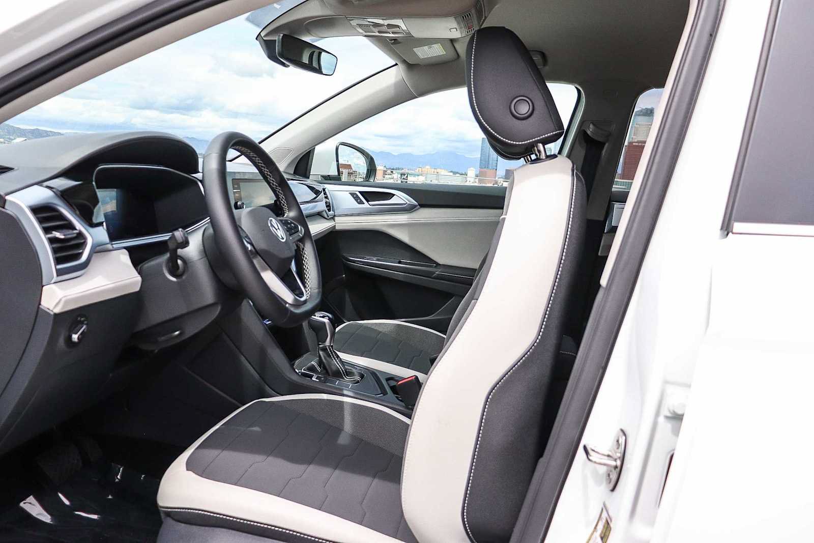 New 2025 Volkswagen Taos SE w/ Black Wheel Package FWD image 18