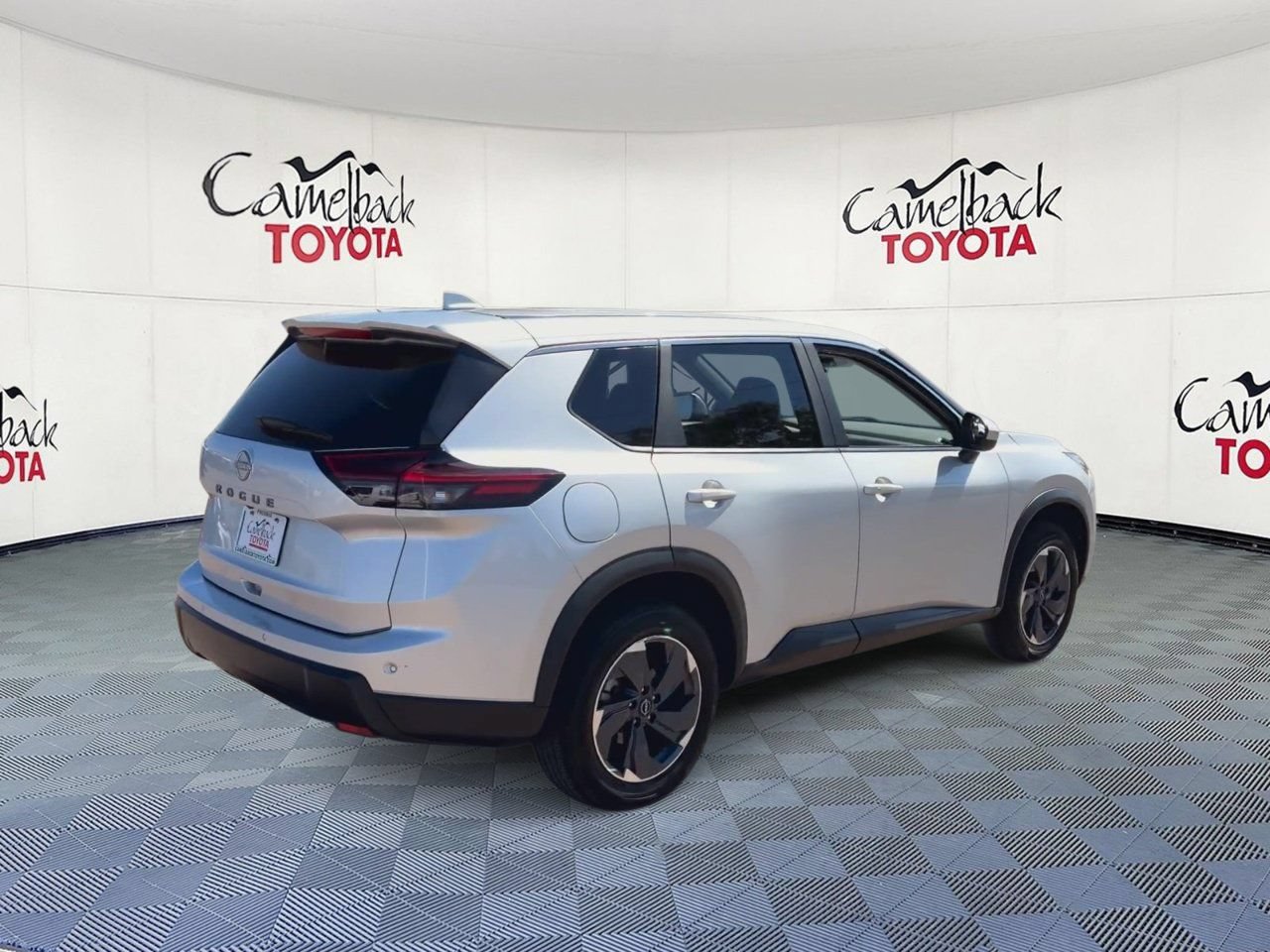 Used 2025 Nissan Rogue SV FWD image 2