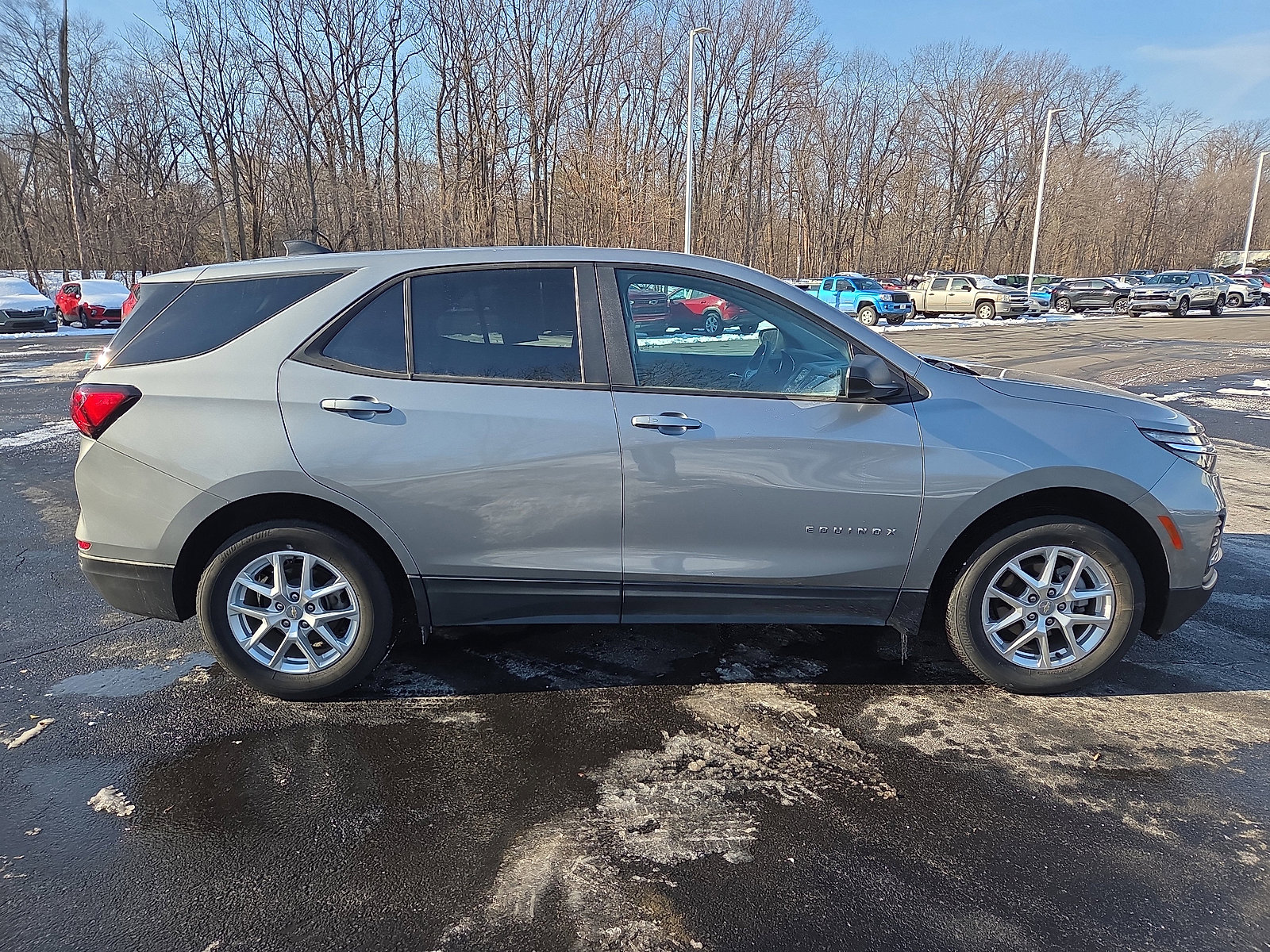 Used 2023 Chevrolet Equinox LS w/ LS Convenience Package image 2