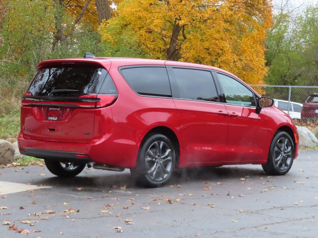 New 2026 Chrysler Pacifica Select image 3