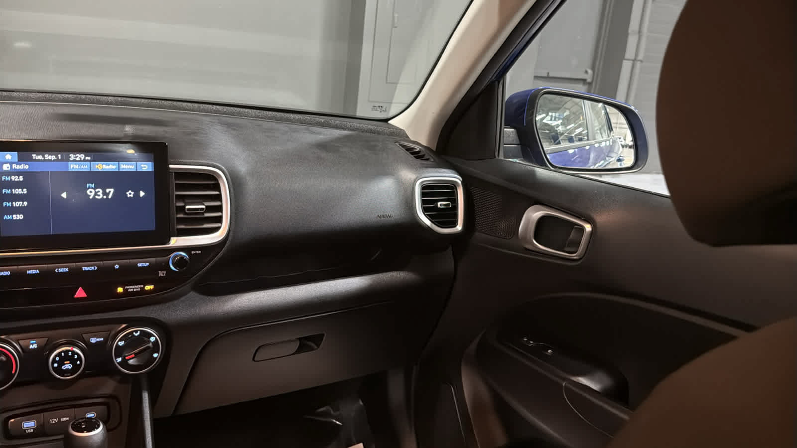 Used 2023 Hyundai Venue SE FWD image 23