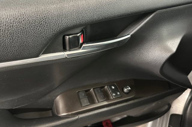Used 2022 Toyota Camry SE image 12