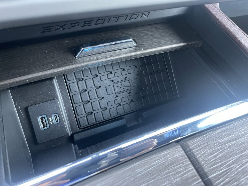 Used 2023 Ford Expedition Limited image 13