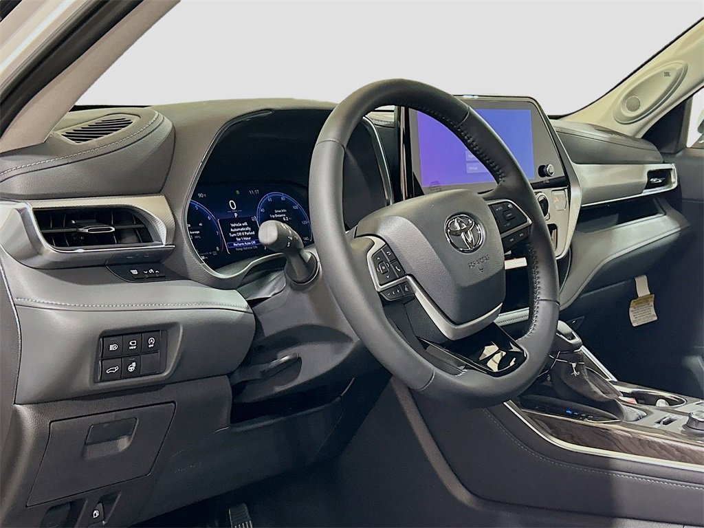 New 2025 Toyota Highlander Platinum image 7