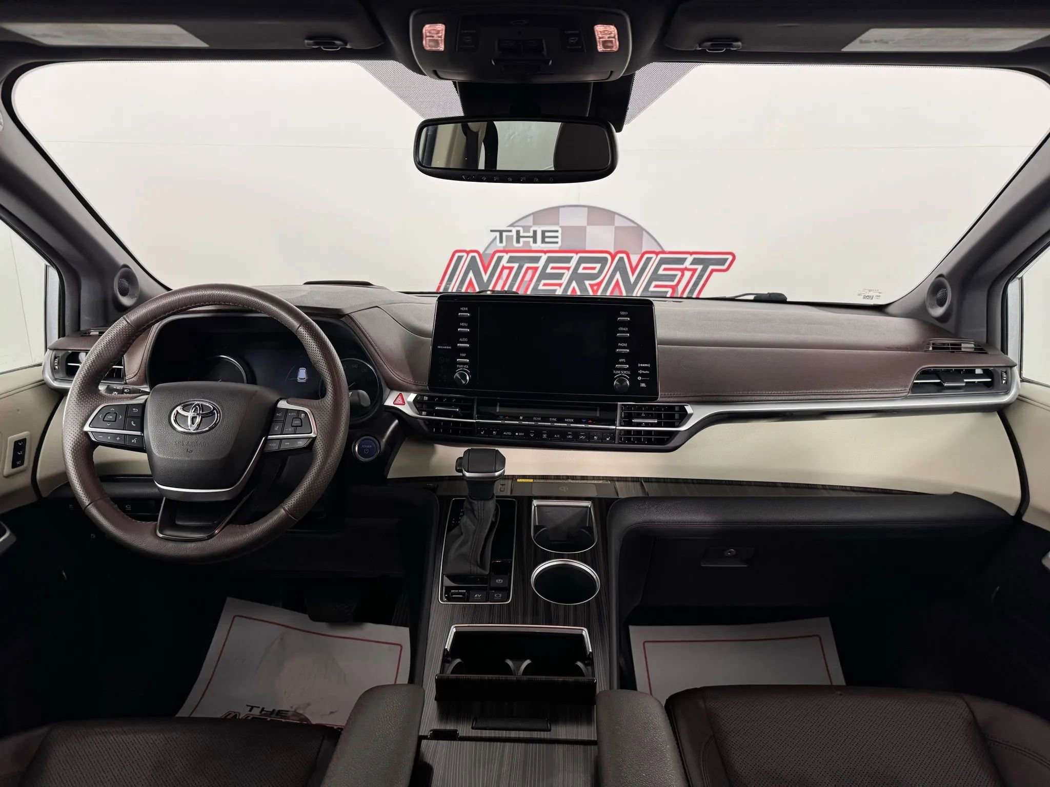 Used 2024 Toyota Sienna Platinum image 11