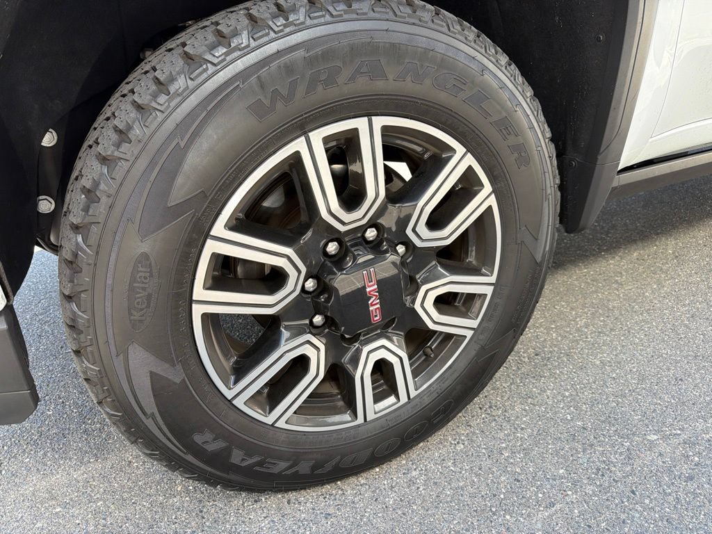 Used 2022 GMC Sierra 2500 AT4 w/ AT4 Premium Plus Package AWD/4WD image 3